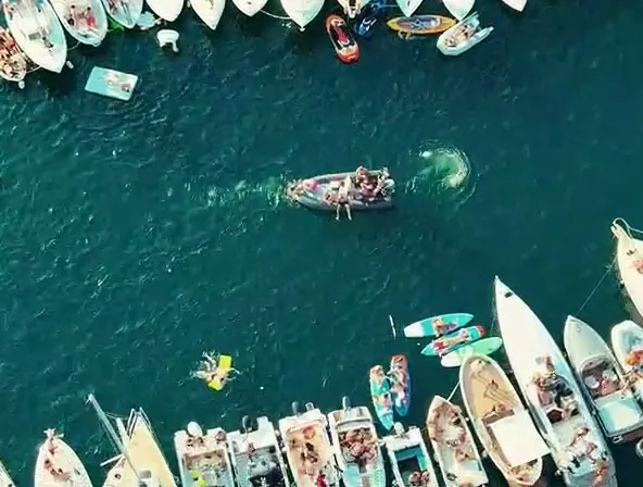 Vista dal drone di una lunga fila di barche ormeggiate sul lago